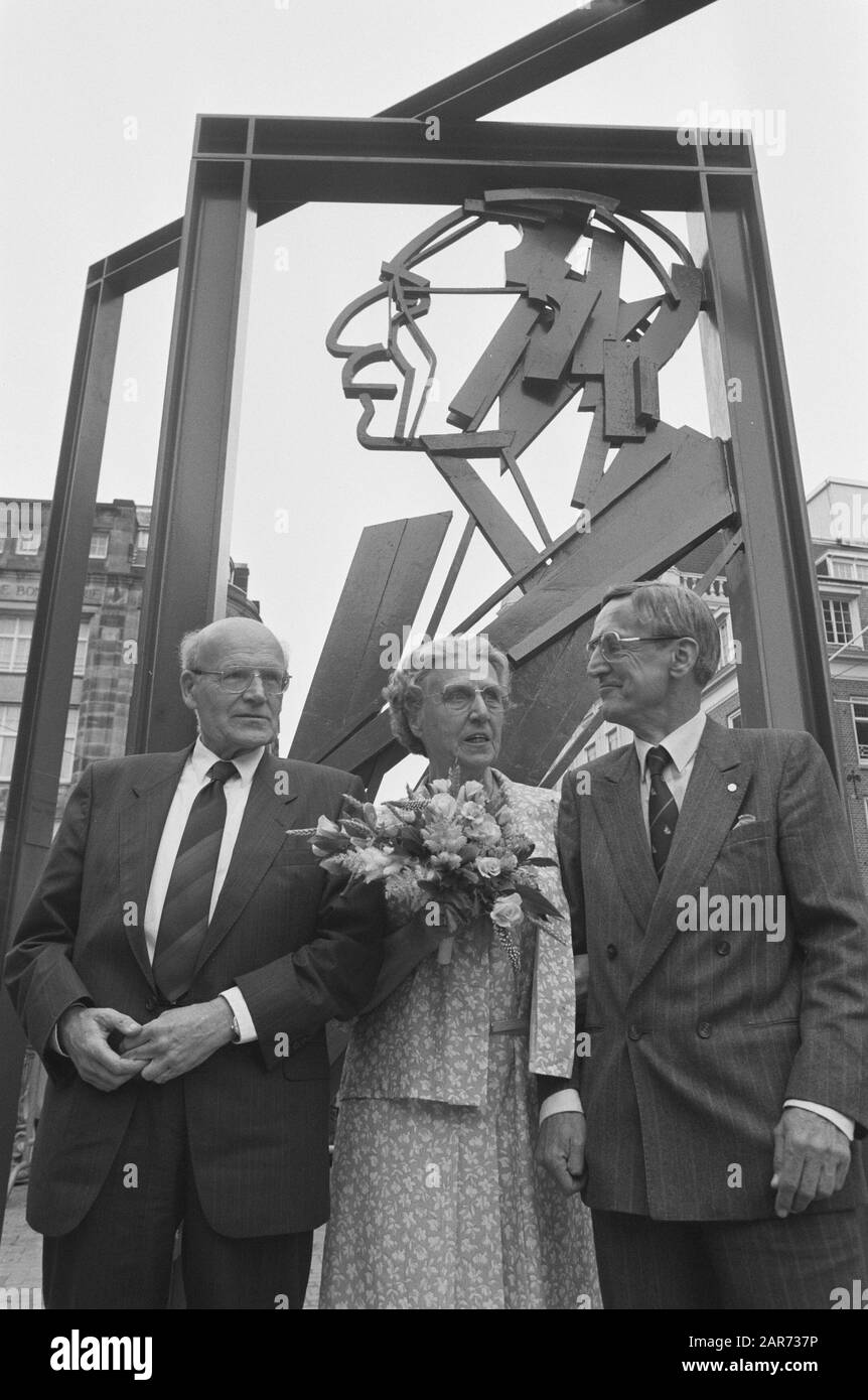 Unveiling in The Hague of the monument to Willem Drees by Mrs. C. Bouma-Drees Annotation: The monument is a design by Willem Claus Date: 5 july 1988 Location: The Hague, Zuid-Holland Keywords: monuments, revelations Personal name: Drees, J.M., Drees-Bouma, C. Stock Photo