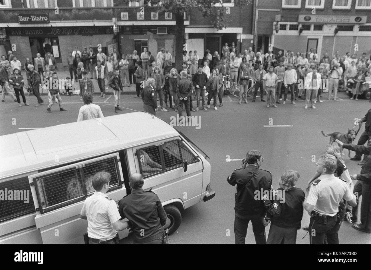 Eventing squatbuilding Scheldestraat 100 in Amsterdam; overview during arrest squatters Date: August 12, 1986 Location: Amsterdam, Noord-Holland Keywords: KRAKERS, arrests, squats , overviews Stock Photo