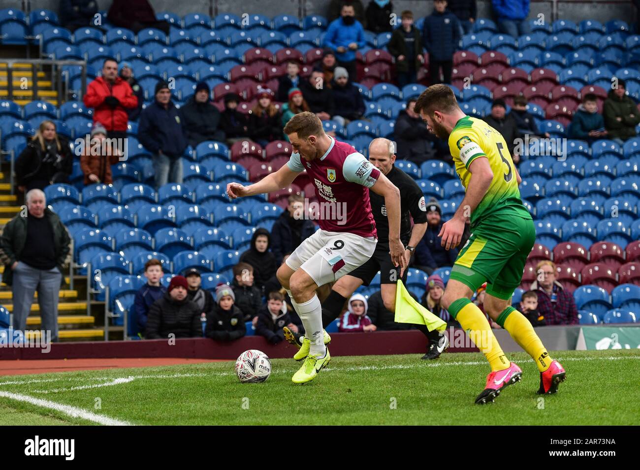 25th January 2020, Turf Moor, Burnley, England; Emirates FA Cup, Burnley v Norwich City : Grant Hanley (5) of Norwich City presses Chris Wood (9) of Burnley to the corner Stock Photo