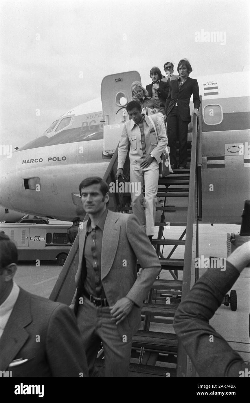 Arrival Inter Milan at Zestienhoven airport for the Europa Cup final against Ajax  In the foreground footballer Giacinto Facchetti Date: 29 May 1972 Location: Rotterdam, South-Holland Keywords: sport, airports, football Personal name: Facchetti, Giacinto Institution name: Europa Cup, Inter Milan, Zestienhoven Stock Photo