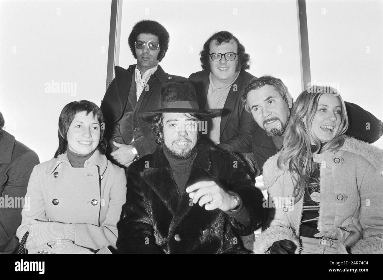 Arrival of Brazilian musician Sergio Mendes and his group on  In the foreground of Gracinha Leporace (wife of Mendes), Sergio Mendes and Karen Philip Date: March 5, 1971 Location: Noord-Holland , Schiphol Keywords: arrivals, musicians, airports, singers Personal name: Leporace, Gracinha, Mendes, Sergio, Philip, Karen Stock Photo