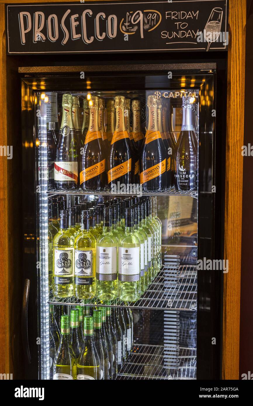 Pub fridge hi-res stock photography and images - Alamy