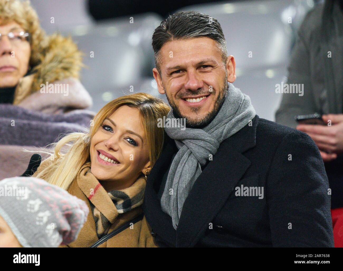 Football Munich-Schalke , Munich, Jan 25, 2020. Martin DEMICHELIS, former FCB player with wife Evangelina Anderson FC BAYERN MUNICH - FC SCHALKE 04 5-0  - DFL REGULATIONS PROHIBIT ANY USE OF PHOTOGRAPHS as IMAGE SEQUENCES and/or QUASI-VIDEO -  1.German Soccer League , Munich, January 25, 2020.  Season 2019/2020, matchday 19, © Peter Schatz / Alamy Live News Stock Photo