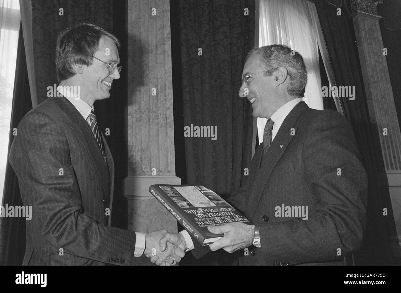 Assignment Haagsche Courant; offer first copy book by Hubrecht Duijker to French ambassador Date: May 20, 1988 Keywords: ambassadors, books Personal name: Haagsche Courant Stock Photo