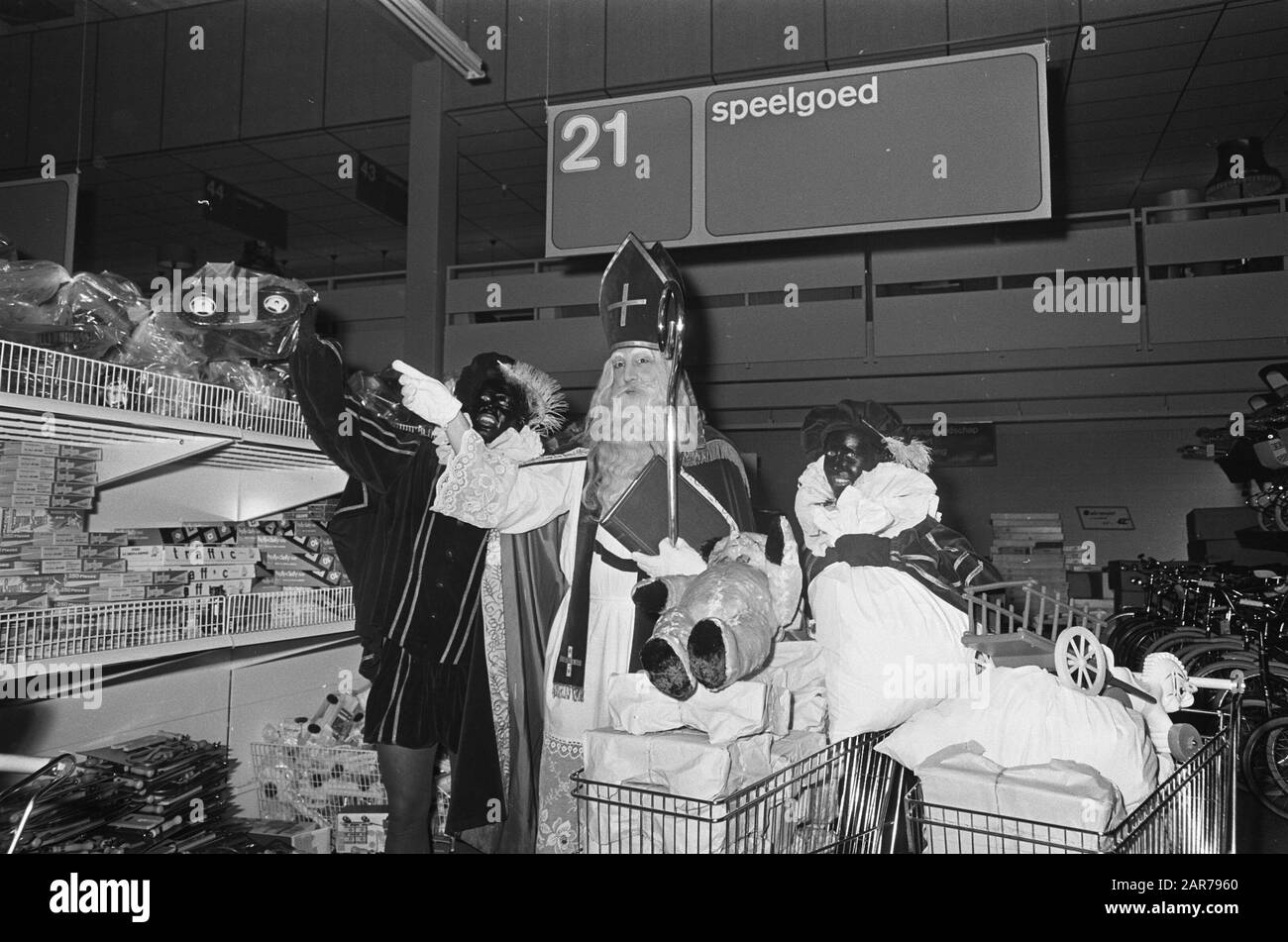 Assignment SHV St. Nicholas at MAKRO Date: 30 November 1968 Keywords:  Purchasing, Toys Personname: Sinterklaas Stock Photo - Alamy