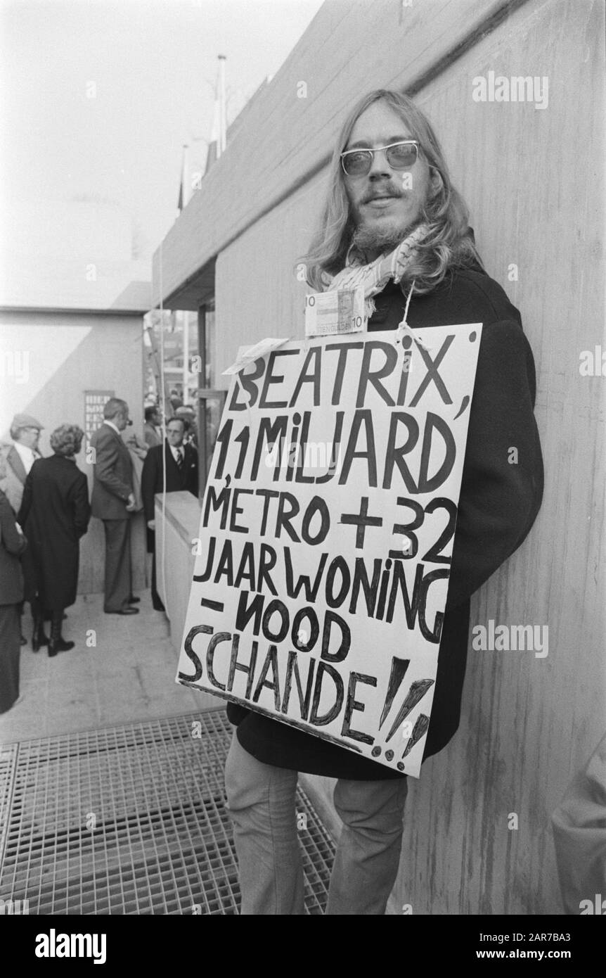 Opening Amsterdam metro in the presence of Princess Beatrix and Prince Claus, protesters with coffin and funeral wreaths Date: October 14, 1977 Location: Amsterdam, Noord-Holland Keywords: protesters, metrobuilding, openings Stock Photo