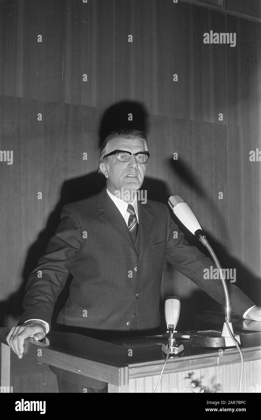 Opening HISWA at RAI Amsterdam; W. Gerritsen (Director-General of Public Health) performs opening act by ringing bell, speech/Date: 10 March 1972 Location: Amsterdam, North Holland Keywords: Openings Personal name: W. Gerritsen Institution name: HISWA Stock Photo