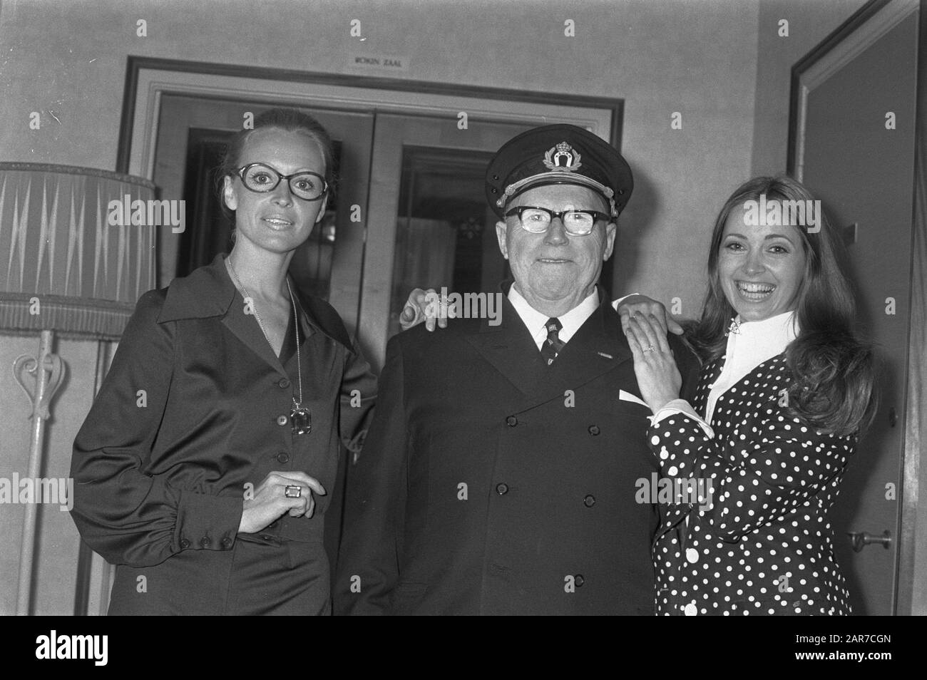 Opening jewelry store in presence Mees Toxopeus  Opening of a jewelry boutique in the presence of human savior Mees Toxopeus Annotation: Mees Toxopeus was skipper on the lifeboat Insulinde from 1927 to and 1950 and was known as a human savior on the Wadden Sea. He was a skipper at the Royal North and South Holland Rescue Society (KNZHRM), one of the predecessors of the KNRM Date: 28 June 1972 Keywords: openings, skippers Personal name: Toxopeus, Mees Institutionname: Parool, Het Stock Photo
