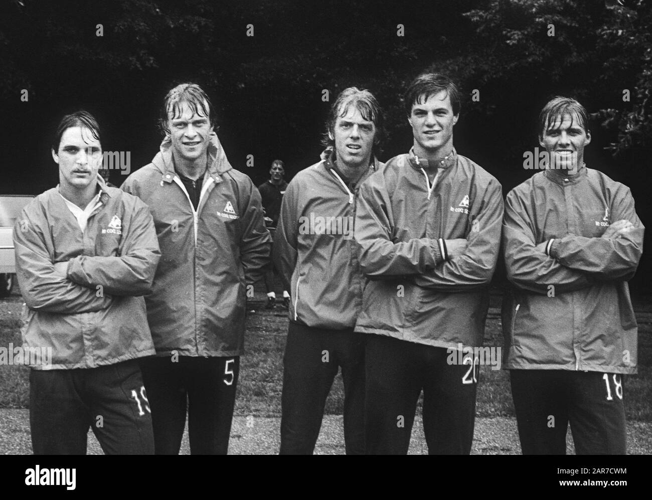 French: Ajax training: coach EN:Leo Beenhakker (centre) surrounded by new recruits (left to right) Edo Ophof, Sten Ziegler, FR:Hans Galjé and Keje Molenaar. Nederlands: Training at Ajax: trainer Leo Beenhakker (m) geflankeerd by neeuwkomers Edo Ophof, Sten Ziegler, Hans Galje and Keje Molenaar. Stock Photo