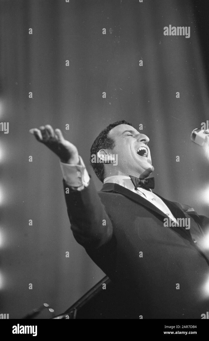Grand Gala du Disque in the Concertgebouw in Amsterdam  Performance by American singer Tony Bennett Annotation: His performance had cost 40,000 guilders according to newspaper reports Date: October 2, 1966 Location: Amsterdam, Noord-Holland Keywords: music, singers Personal name: Bennett, Tony Stock Photo