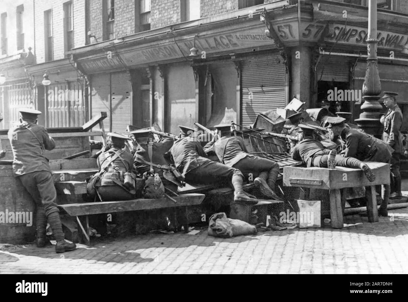 EASTER RISING DUBLIN 1916 British soldiers behind an improvised barricade Stock Photo