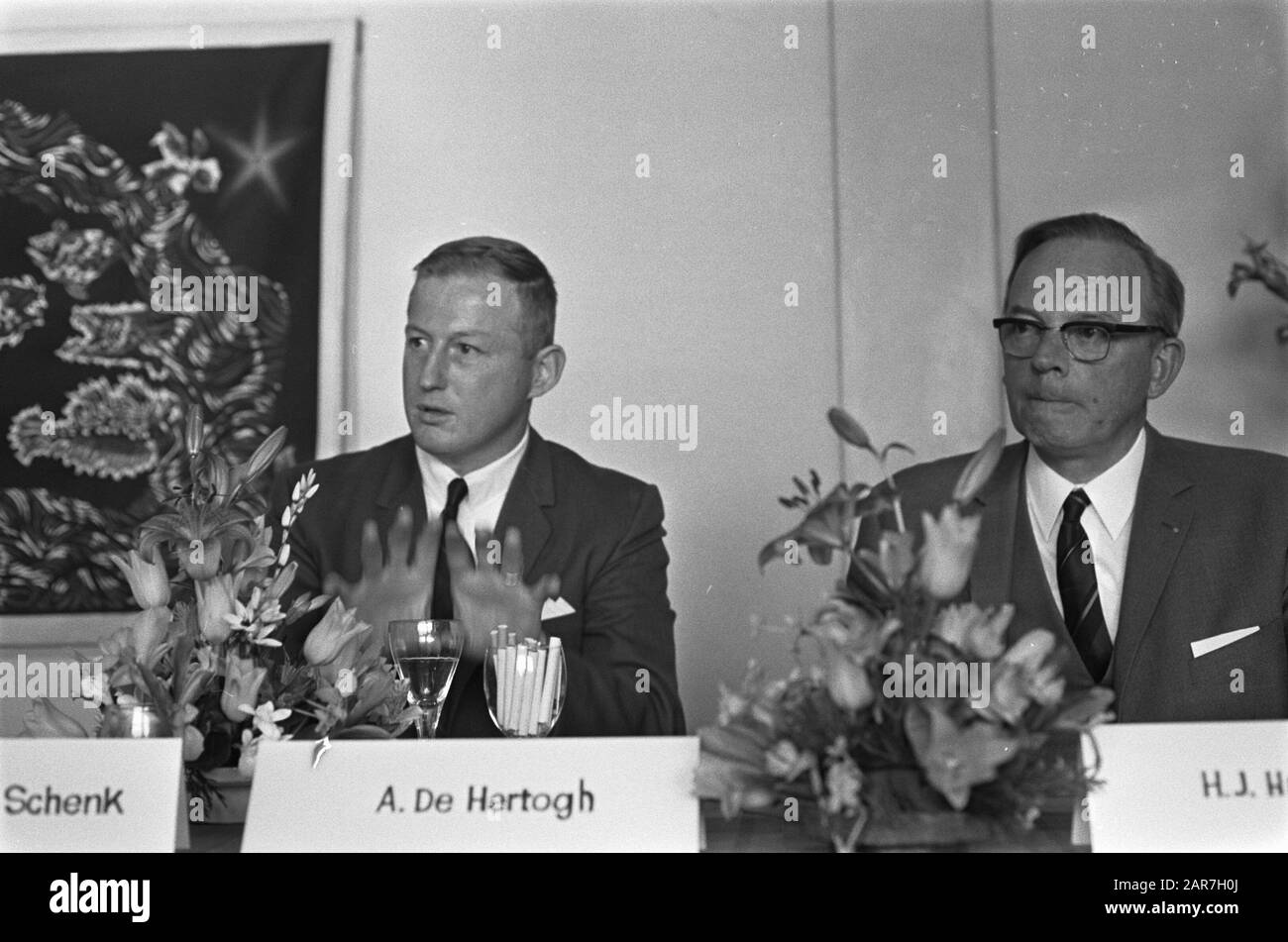 Persconf. van Produktschap voor Ornamental Plants in connection with Prof. A. de Hertogh, professor and flower bulb expert in America, in Apollo hotel, Date: 5 June 1969 Location: America, Amsterdam Keywords: press conferences Stock Photo