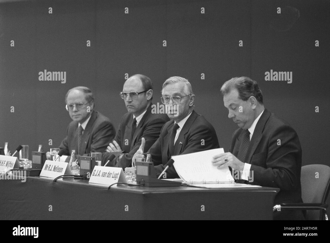 Press conference College of Consultations of the Joint Banks Date: 29 November 1988 Keywords: press conferences Personal name: Amro, Rabobank van de Lugt Institution name: Postbank  : Croes, Rob C./Anefo Stock Photo