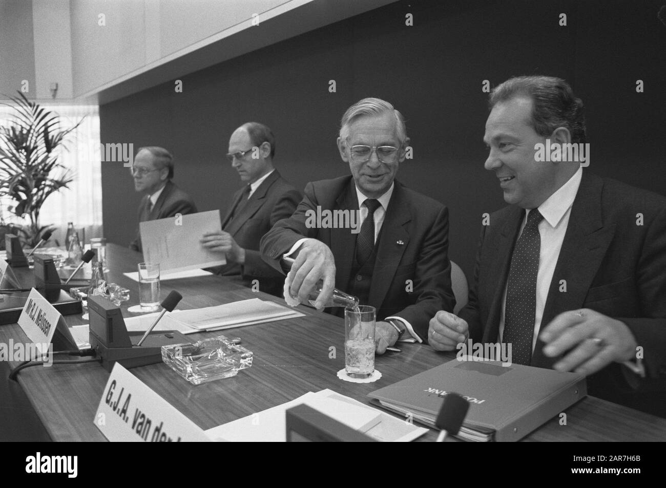 Press conference College of Consultations of the Joint Banks Date: 29 November 1988 Keywords: press conferences Personal name: Amro, Rabobank van de Lugt Institution name: Postbank  : Croes, Rob C./Anefo Stock Photo