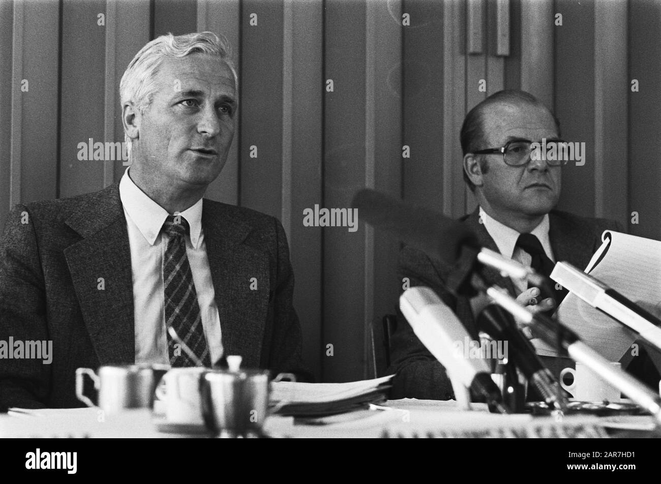 Press conference Hoogovens/Estel in connection with redundancies; director F.E. Mathijsen Gust (l) and O. H. A. van Royen (r) Date: 14 September 1977 Keywords: directors, press conferences Personal name: O. H. A. van Royen Stock Photo
