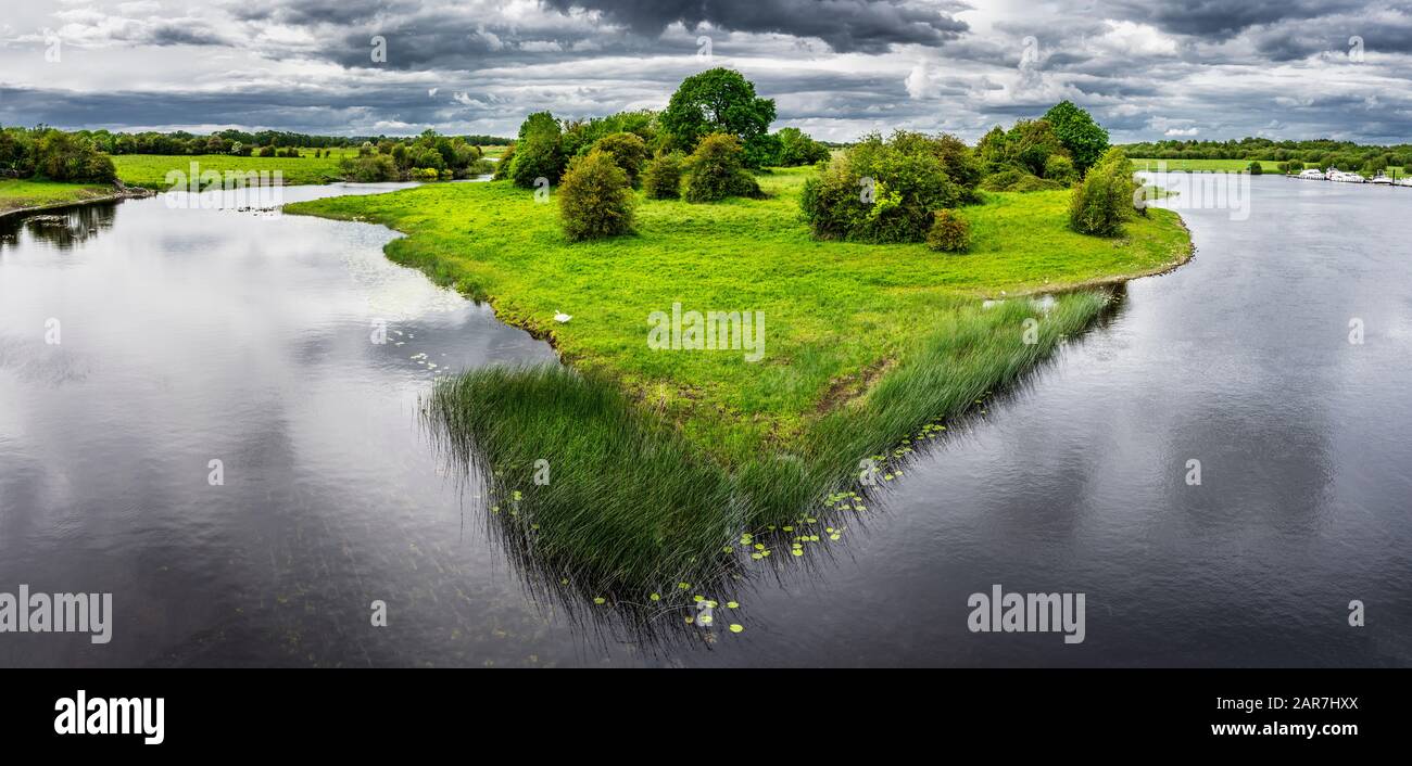 The River Shannon forms the border between Counties Offaly and Roscommon and the provinces of Connacht and Leinster from the bridge at Shannonbridge Stock Photo