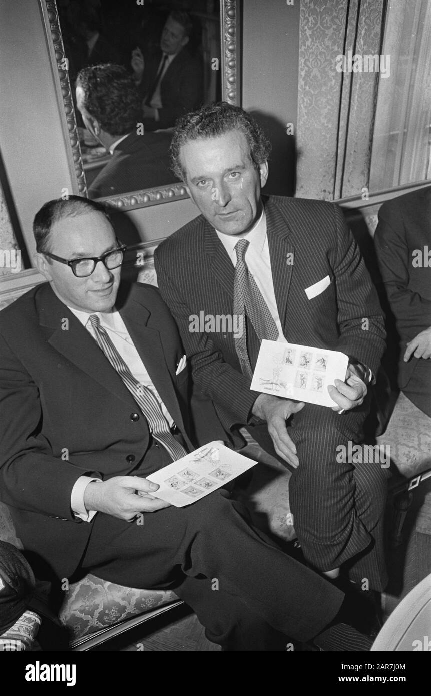 Toni Boltini presents Hungarian State Circus  Press conference on circus performances with the Hungarian State Circus (presented by Tony Boltini) in March 1967 throughout the Netherlands. Tony Boltini (r) and his Hungarian artistic director Bela Karadi with in their hand envelopes with a special Hungarian stamp series Date: 8 February 1967 Keywords: artistic professions, circuses, directors, press conferences, stamps Personal name: Boltini, Toni, Karadi Bela Stock Photo