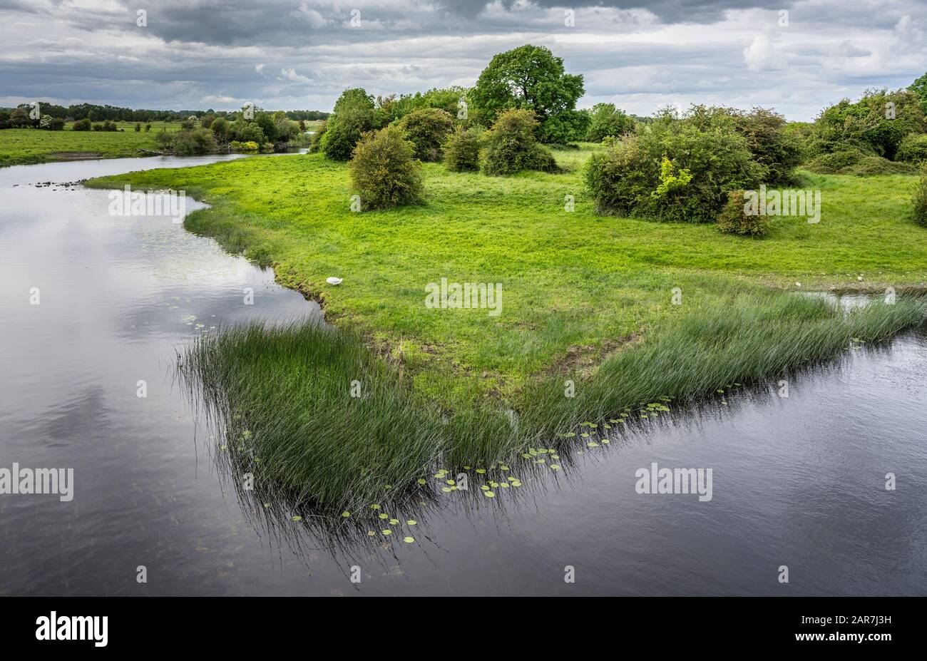 The River Shannon forms the border between Counties Offaly and Roscommon and the provinces of  Connacht and Leinster from the bridge at Shannonbridge Stock Photo