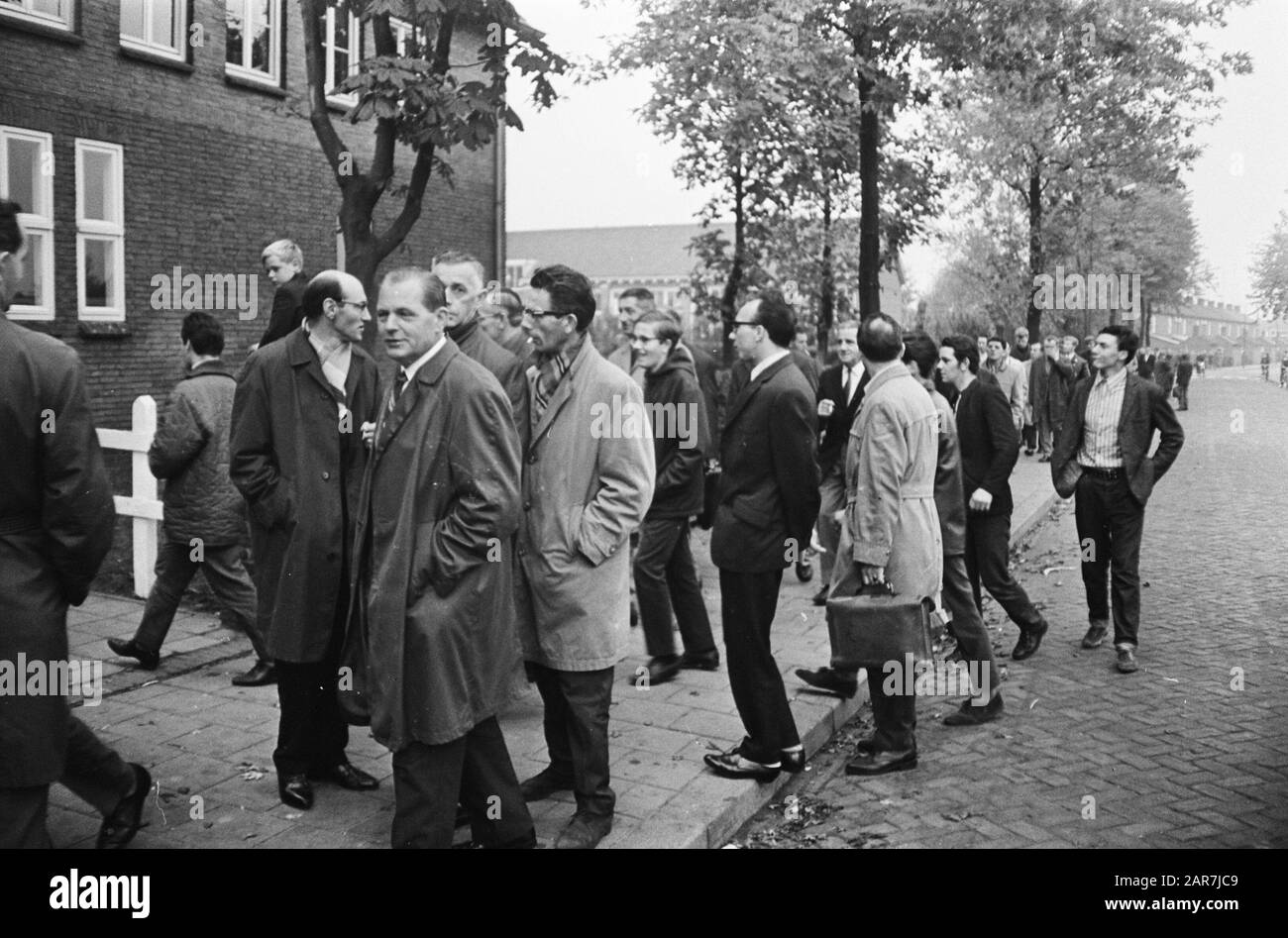 Staff Bata Shoe factories at Best on strike. Workers for association  building Date: 11 October 1967 Location: Best Keywords: SHOE factories,  Strikes Personal name: BATA Stock Photo - Alamy