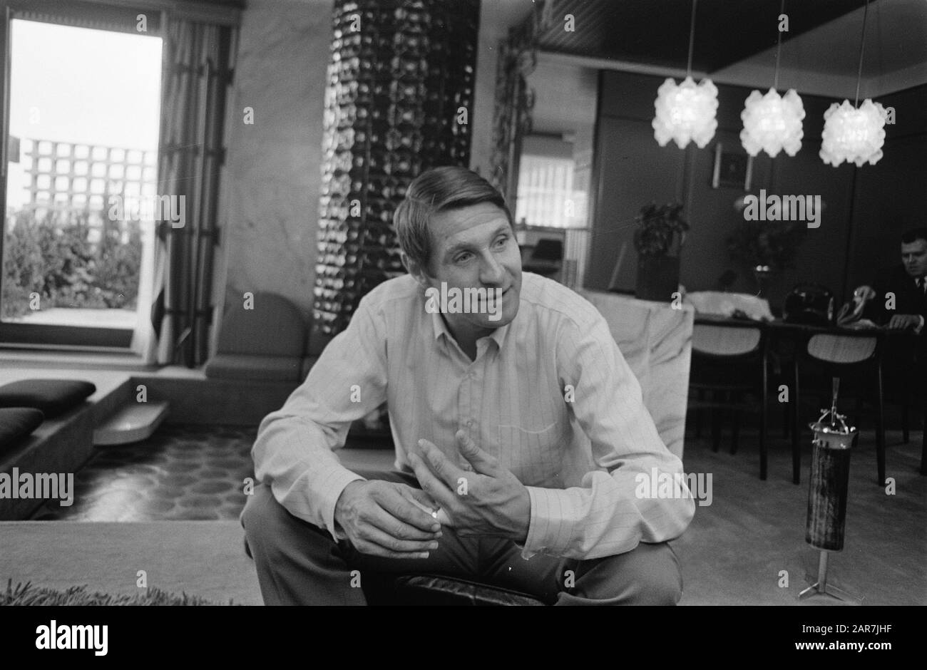 Assignment Volkskrant. Peter Post at home  Peter Post home Annotation: Assignment Volkskrant Date: October 15, 1969 Keywords: portraits Personal name: Post, Peter Stock Photo