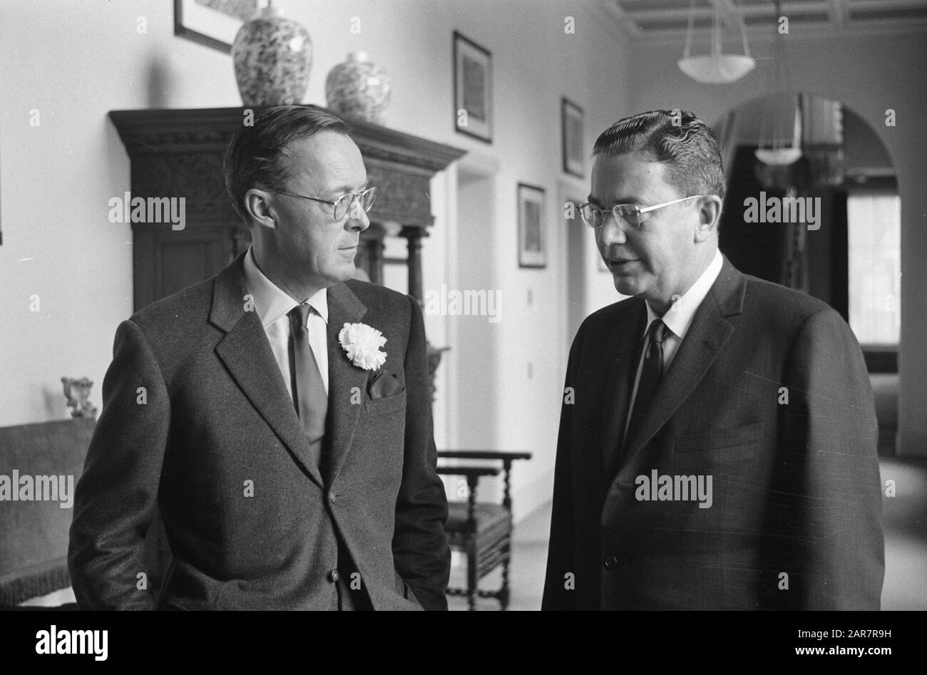 Prince Bernhard receives the governor of the U.S. state of Georgia, Ernest Vandiver Date: March 30, 1962 Keywords: governors, receipts Personal name: Bernhard (prince Netherlands), Vandiver, S.E. Stock Photo