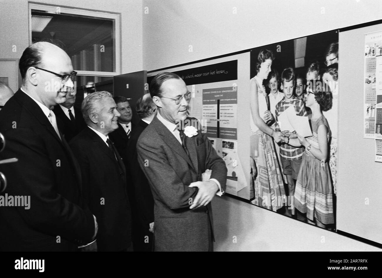 Prins Bernhard opened building Safe Traffic in Hilversum, during the tour Date: May 17, 1963 Location: Hilversum Keywords: buildings, openings, princes, roundings Personal name: Bernhard, prince Institution name: Safe Traffic Netherlands Stock Photo