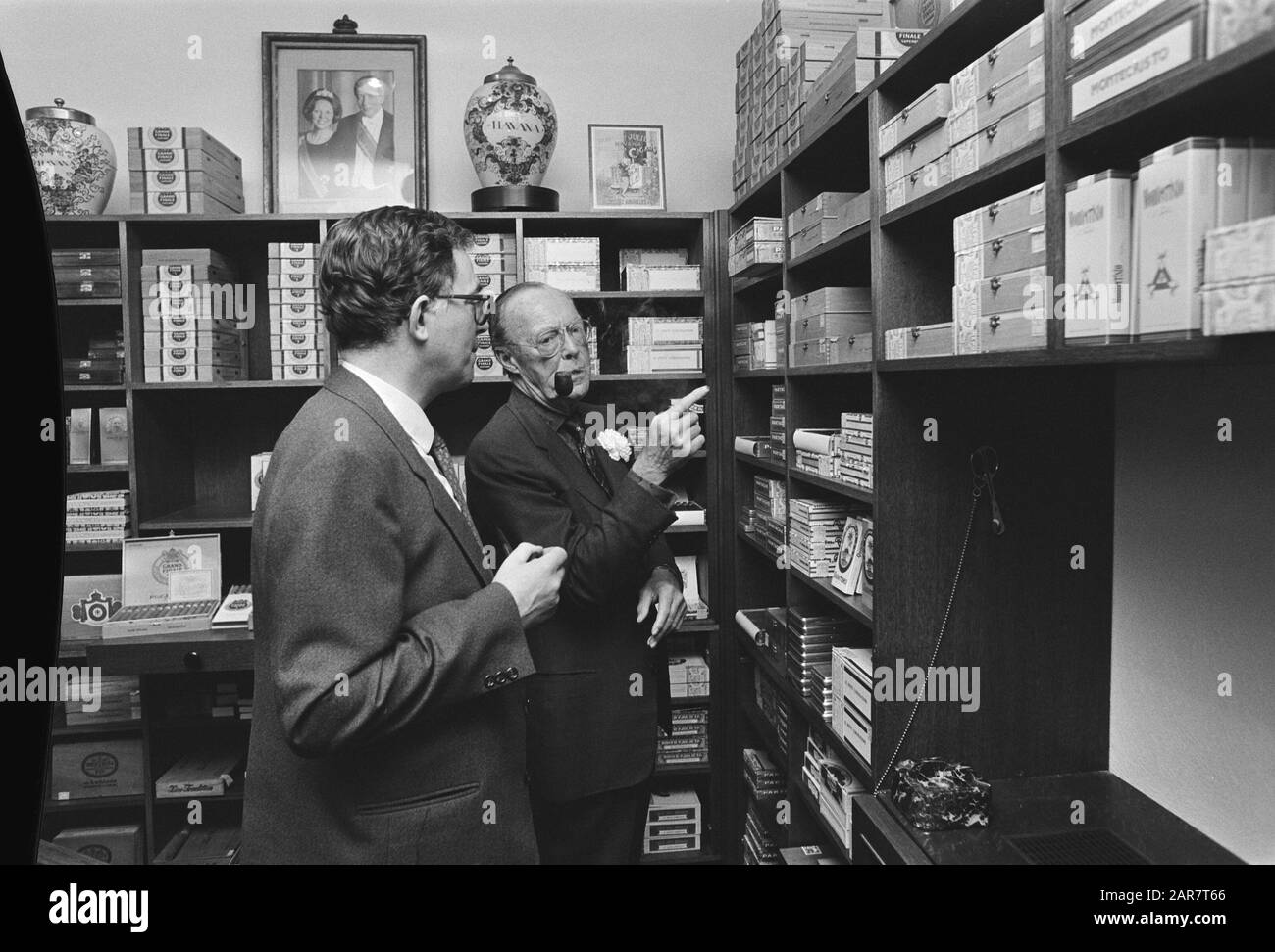 Prins Bernhard tastes new pipe tobacco in the famous tobacco and cigar house  Hajenius in Amsterdam Date: 22 November 1984 Location: Amsterdam,  Noord-Holland Keywords: TOBACK-, pipes, princes Personal name: Bernhard  (prince Netherlands),