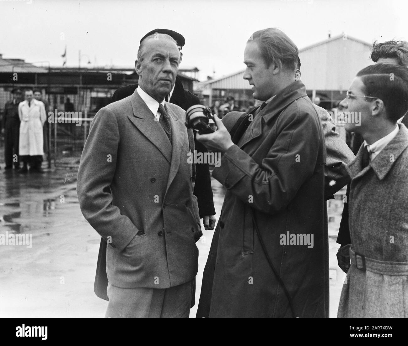 Count Bernadotte at Schiphol Annotation: Swedish diplomat. United Nations mediator in the question Palestine Date: 17 July 1948 Location: Noord-Holland, Schiphol Personal name: Bernadotte, Folke Stock Photo