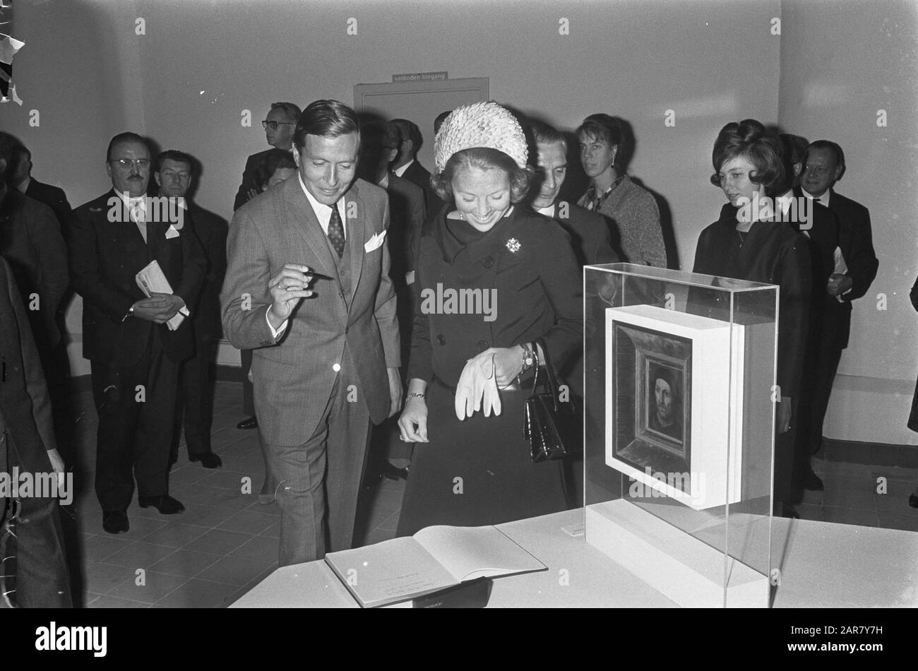 Princess Beatrix and prince Claus at painting exhibition by Jeroen Bosch in Den Bosch. The couple signs the guestbook/Date: September 16, 1967 Keywords: guest books, princesses, paintings, exhibitions Personal name: Beatrix, princess, Bosch Jeroen, Claus, prince Stock Photo