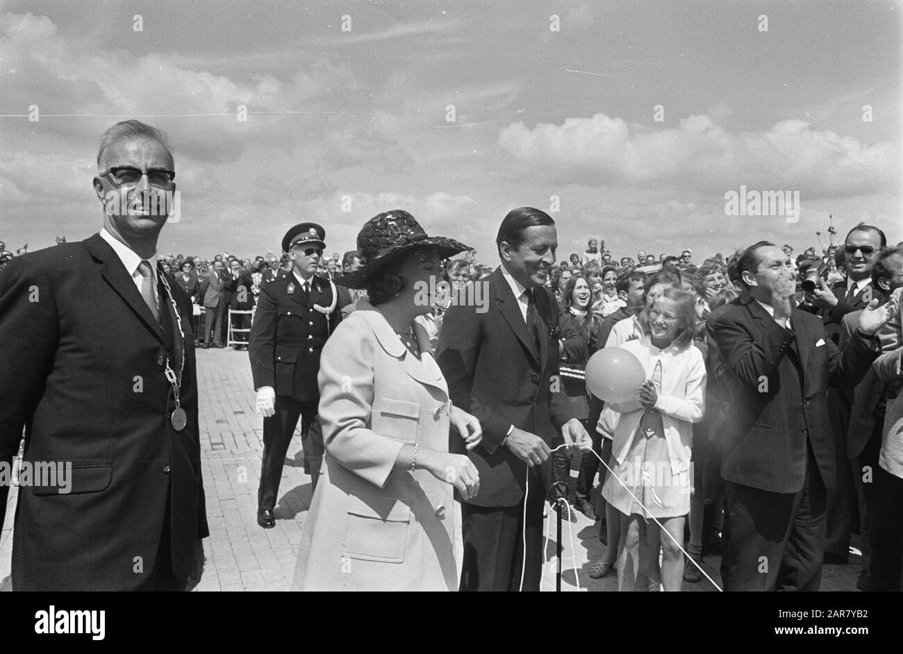 Princess Beatrix and Prince Claus open the Lingebos at Vuren  Princess Beatrix and Prince Claus perform the opening act: by pulling a rope a glass mosaic is revealed Date: 26 June 1969 Location: Gelderland, Lingewaal Keywords: forests, openings, princesses, princesses Personal name: Beatrix, princess, Claus, prince Stock Photo