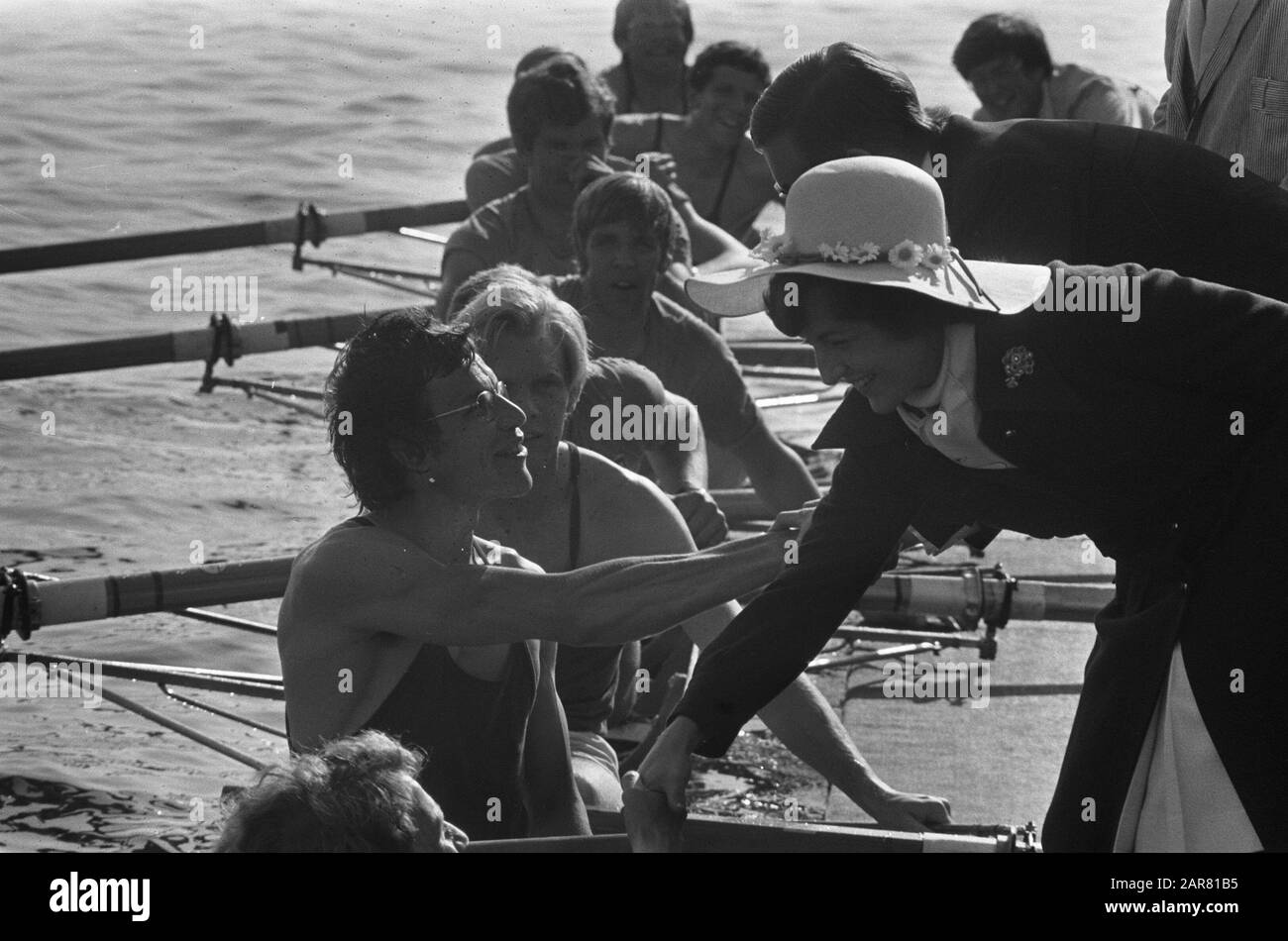 Princess Margriet at 100th anniversary Njord in Alphen aan den Rijn; Princess Margriet congratulates crew of Aegir-eight with mate Date: May 26, 1974 Location: Alphen aan den Rijn, Zuid- Holland Keywords: CREW, anniversaries, princesses, helpers Personal name: Margriet, princess Stock Photo