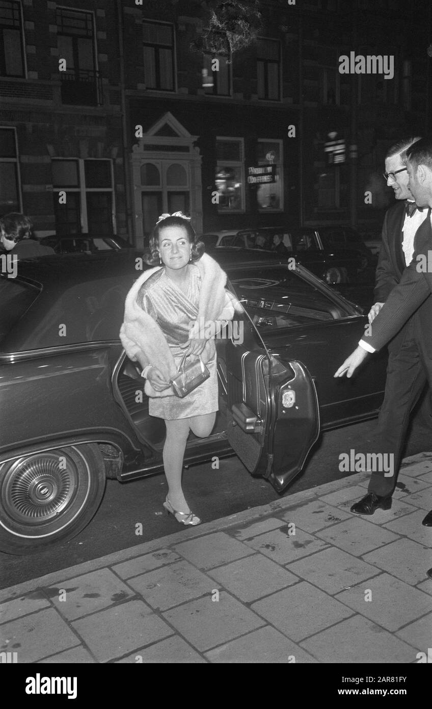 Princess Margriet and mr. Van Vollenhoven attend premiere of space film Marooned at Cinerama Amsterdam. Pieter and Margriet get out of car Date: 25 February 1970 Location: Amsterdam, Noord-Holland Keywords: cinemas, films, royal house, premieres, princesses, princesses Personal name: Cinerama, Margriet, princess, Vollenhoven, Pieter van Stock Photo