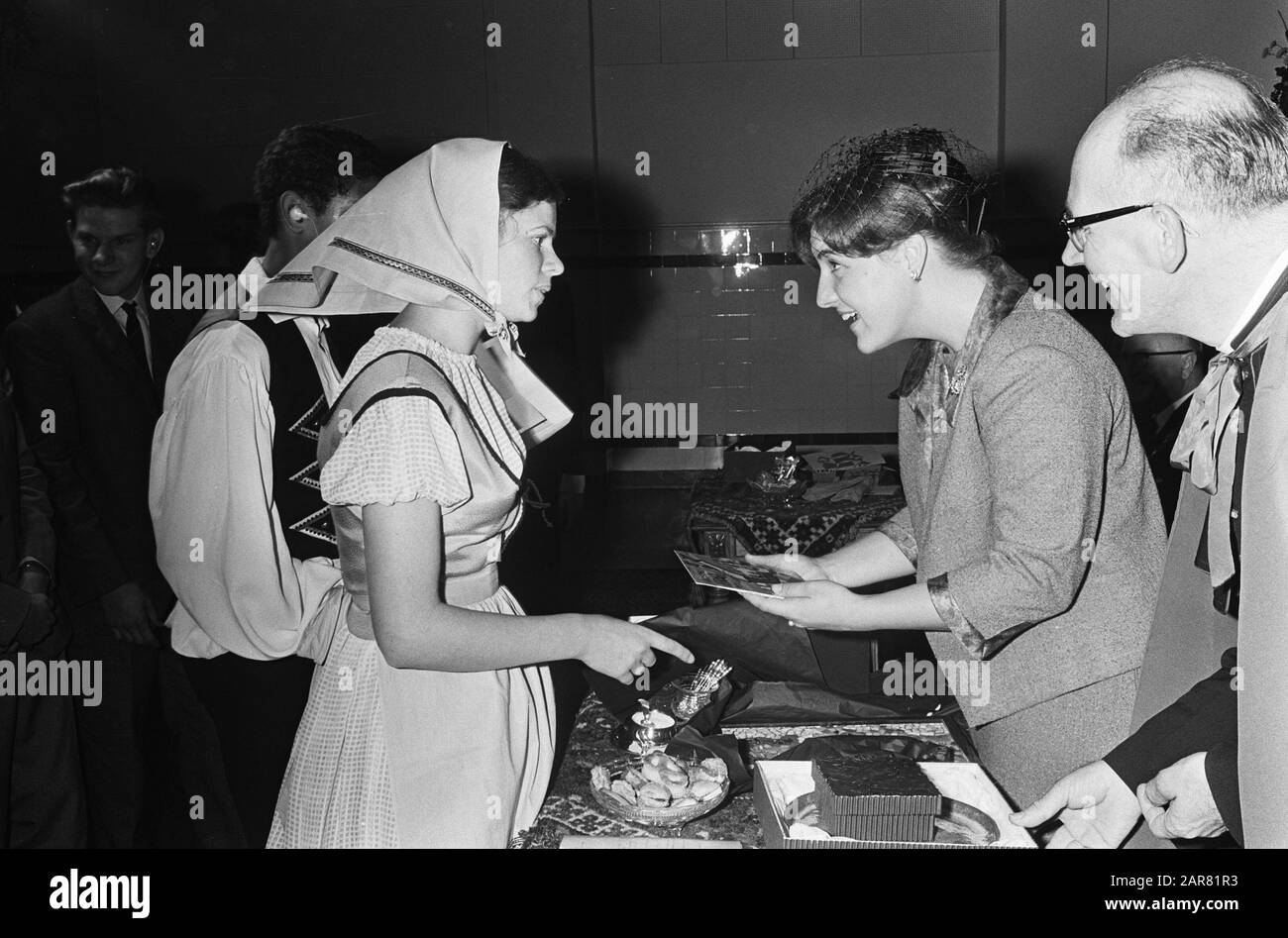 Princess Margriet in St. Michielsgestel, children of the school came to surprise princess with self-made gift Date: 2 October 1965 Location: Sint-Michielsgestel Keywords: GIFTS, Children, princesses, schools Personal name: Margriet (princess Netherlands) Stock Photo