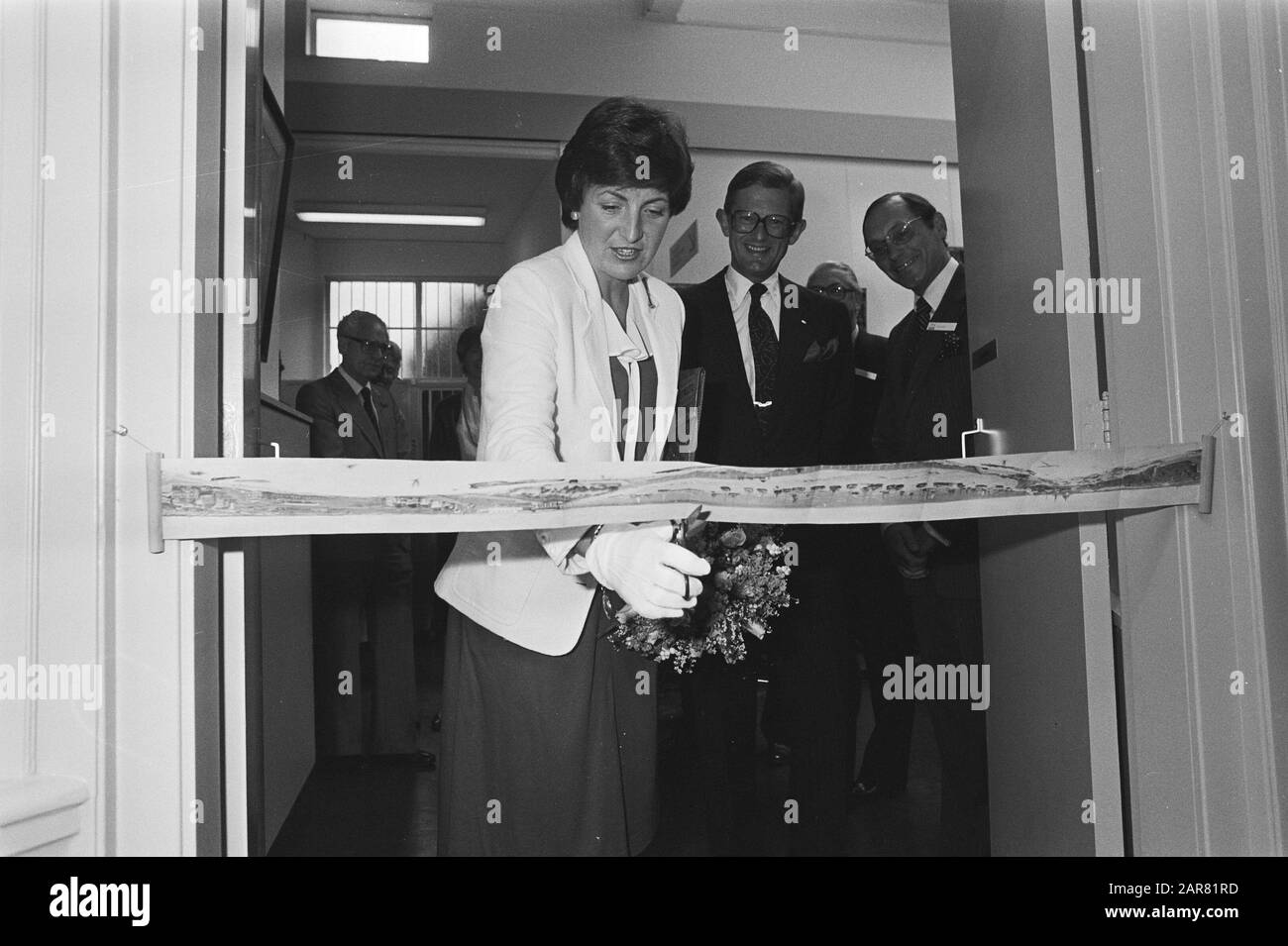Official opening exhibition Panorama Phenomenon in the Panorama Mesdag by Princess Margriet and Pieter van Vollenhoven  Princess Margriet cuts a ribbon at the opening, Pieter van Vollenhove and drs. Hoetink watch Date: 25 september 1981 Location: The Hague, Zuid-Holland Keywords: openings, princesses, exhibitions Personal name: Hoetink, H.R., Margriet, princess, Vollenhove, Pieter van Institutioningsnaam: Panorama Mesdag Stock Photo