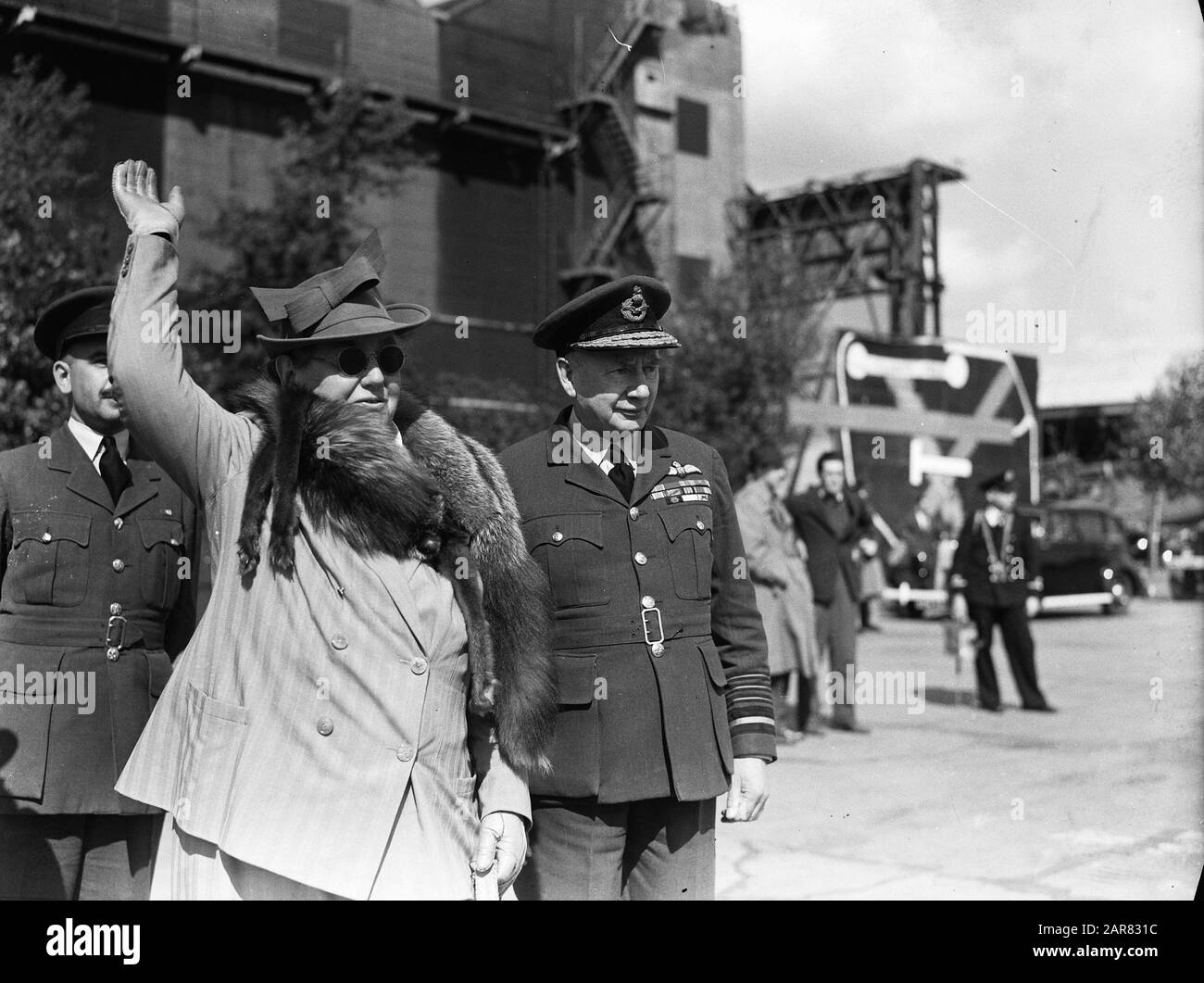 Princess Juliana returns to England after staying in Canada. She was met at the airport by Queen Wilhelmina. Queen Wilhelmina waves to her daughter with next to her Air Chief Marshall sir Frederick Bowhill Date: 9 September 1944 Location: Great Britain Keywords: Queens, Officers, Second World War, Airports Personal name: Bowhill, Frederick, Wilhelmina (Queen Netherlands)  : Unknown/Public Domain, Stock Photo