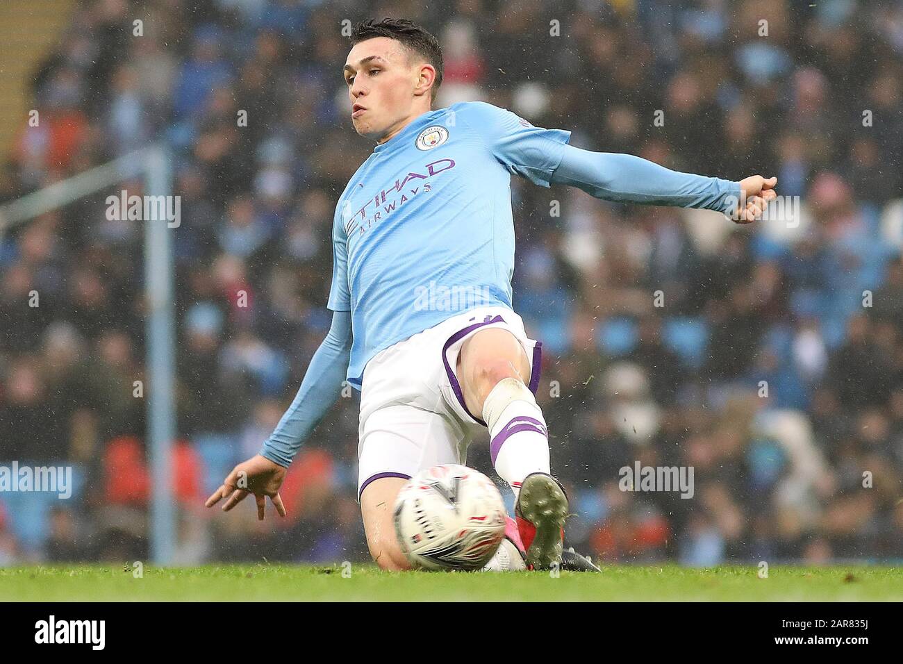 Manchester, UK. 26th Jan 2020.  Manchester City's Phil Foden in action during the FA Cup match between Manchester City and Fulham at the Etihad Stadium, Manchester on Sunday 26th January 2020. (Credit: Tim Markland | MI News) Photograph may only be used for newspaper and/or magazine editorial purposes, license required for commercial use Credit: MI News & Sport /Alamy Live News Stock Photo