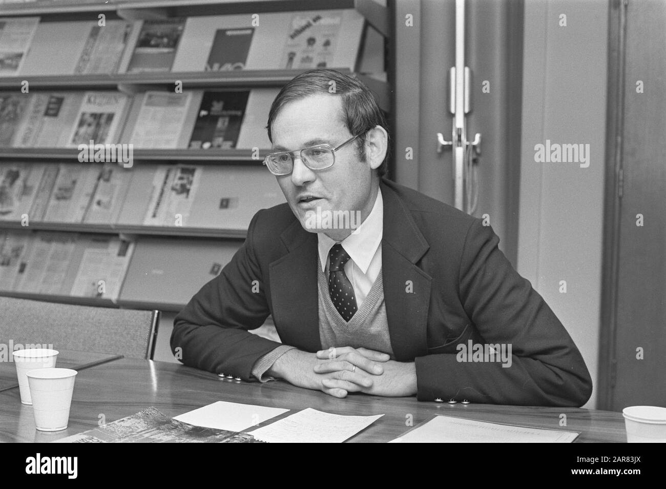 Prof. Dietrich Schroeer (American) gives guest lectures on nuclear armament and arms control Date: September 24, 1984 Keywords: lectures Personal name: Prof. Dietrich Schroeer  : Vollebregt, Shakkelien/Anefo Stock Photo