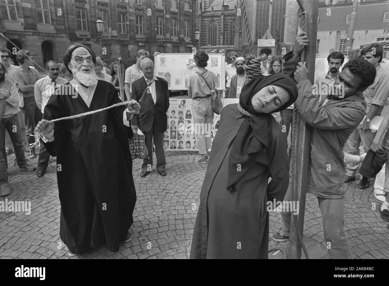 Protest Iraniers op de Dam, Amsterdam; during play woman is hanged ...