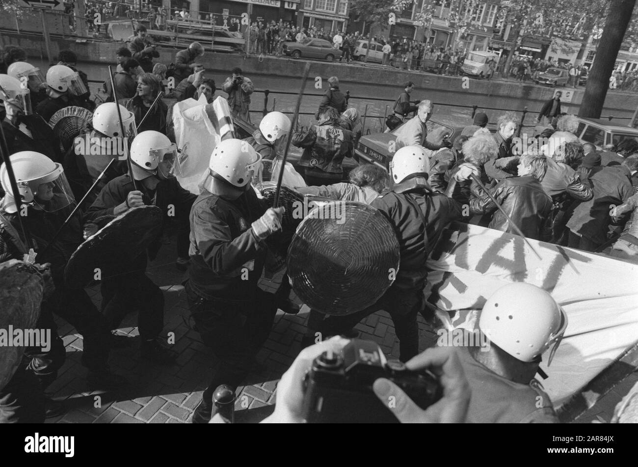 Protest demonstration squatters after death arrested in police cell; ME enters Date: October 26, 1985 Keywords: protests Stock Photo