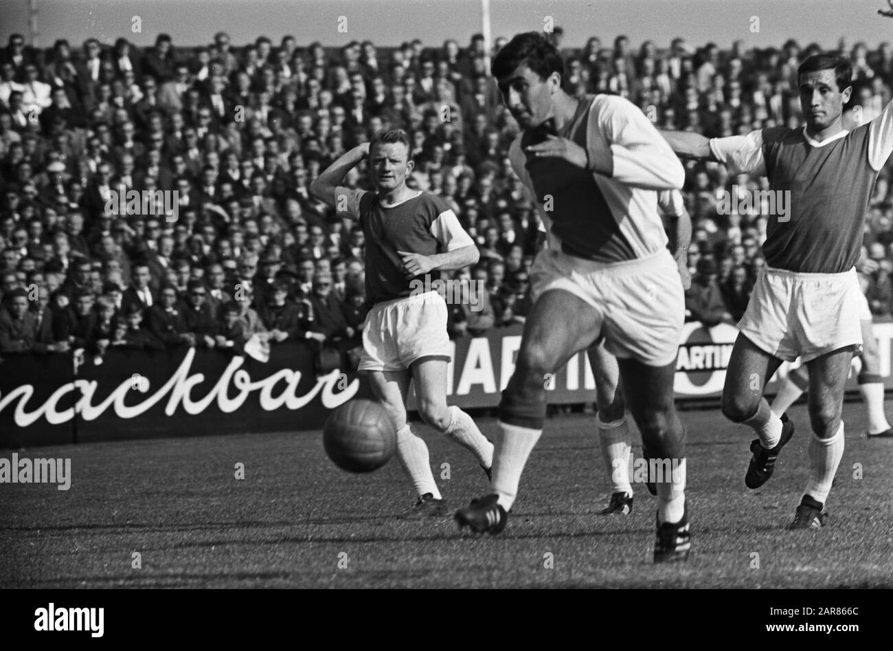 RCH against Ajax 2-0, cup football Sjaak Swart is penetrated Date: 4 October 1964 Location: Heemstede Keywords: sport, football Personal name: Swart, Sjaak Stock Photo