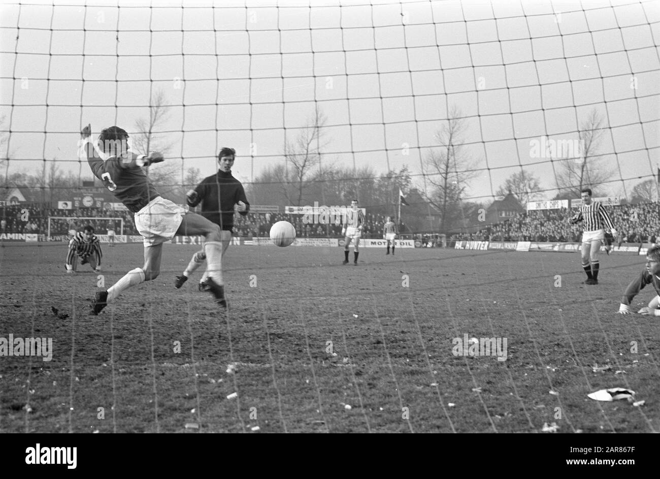 RCH against Vitesse 1-0 game moment, with dark jersey RCH goalkeeper Bes Date: 5 January 1969 Location: Heemstede Keywords: sport, football Institution name: RCH, Vitesse Stock Photo