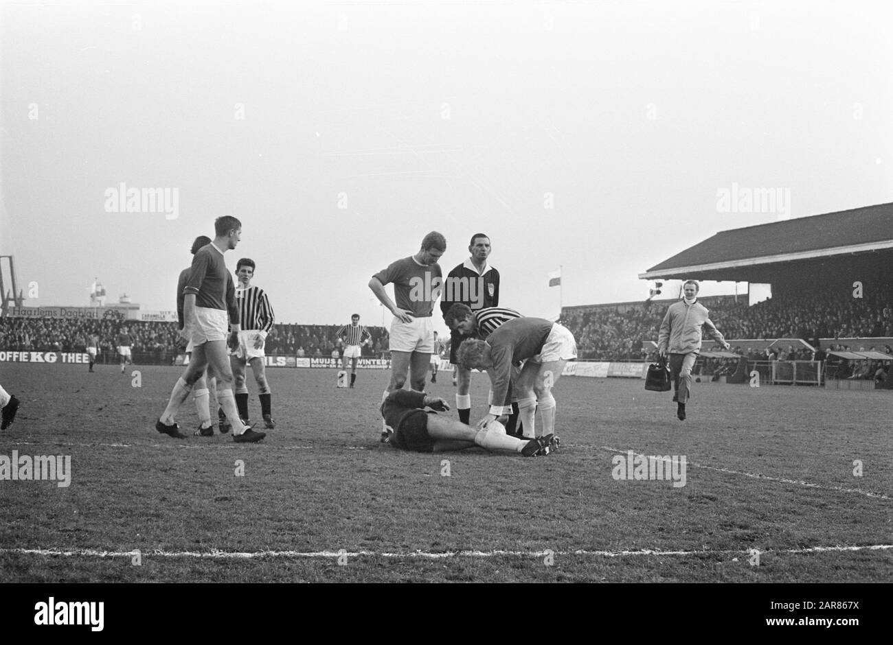 RCH against Vitesse 1-0. caregiver comes field up to help injured goalkeeper Date: January 5, 1969 Location: Heemstede Keywords: sport, football Institution name: RCH, Vitesse  : Verhoeff, Bert/Anefo Stock Photo