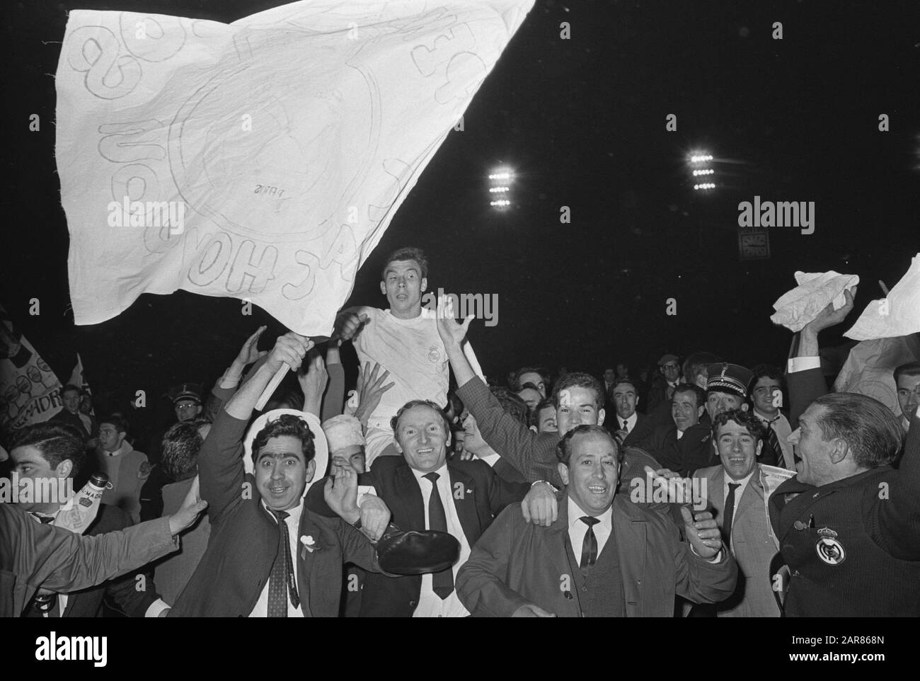 Real Madrid against Partizan 2-1 in Brussels, Serena on shoulders supporters Date: May 11, 1966 Location: Brussels Keywords: sport, football Personal name: Serena Institution name: Partizan Belgrade , Real Madrid Stock Photo