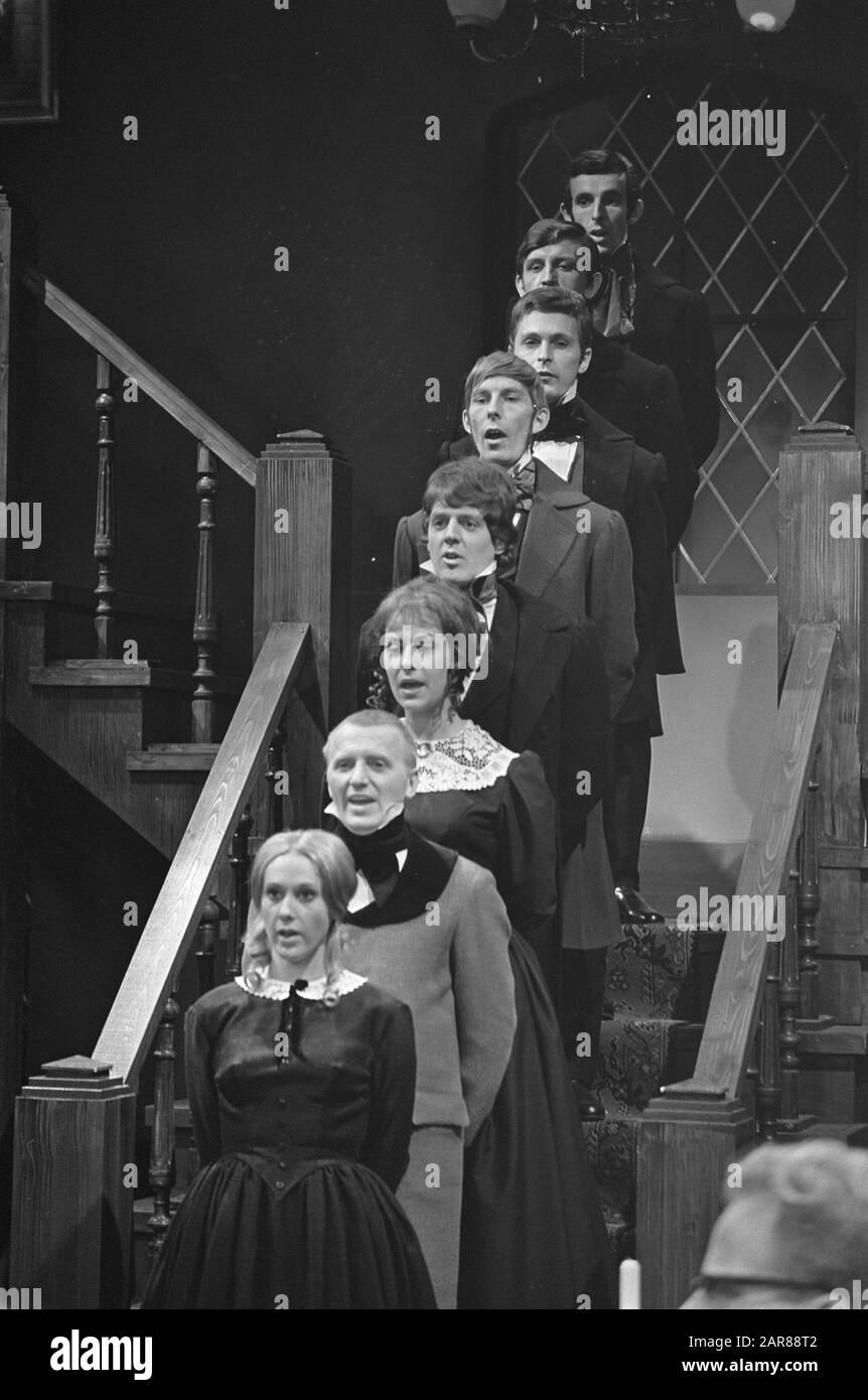 Robert and Elisabeth musical soon on TV. Singing on the stairs, including Tony Beastfield [Bram Biesterveld], Mieke Bos,. Wim Summer? and Martin Brozius Annotation: Broadcast by the NCRV. Directed by: Willy van Hemert.. Date: October 21, 1968 Keywords: musicals, television programs Personal name: Biesterveld, Bram, Bos, Mieke, Brozius, Martin Stock Photo