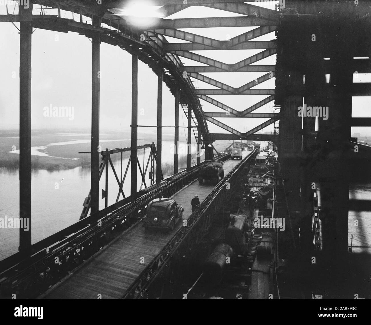 Emergency bridge te Hedel. See Date: 20 January 1948 Location: Hedel Stock Photo