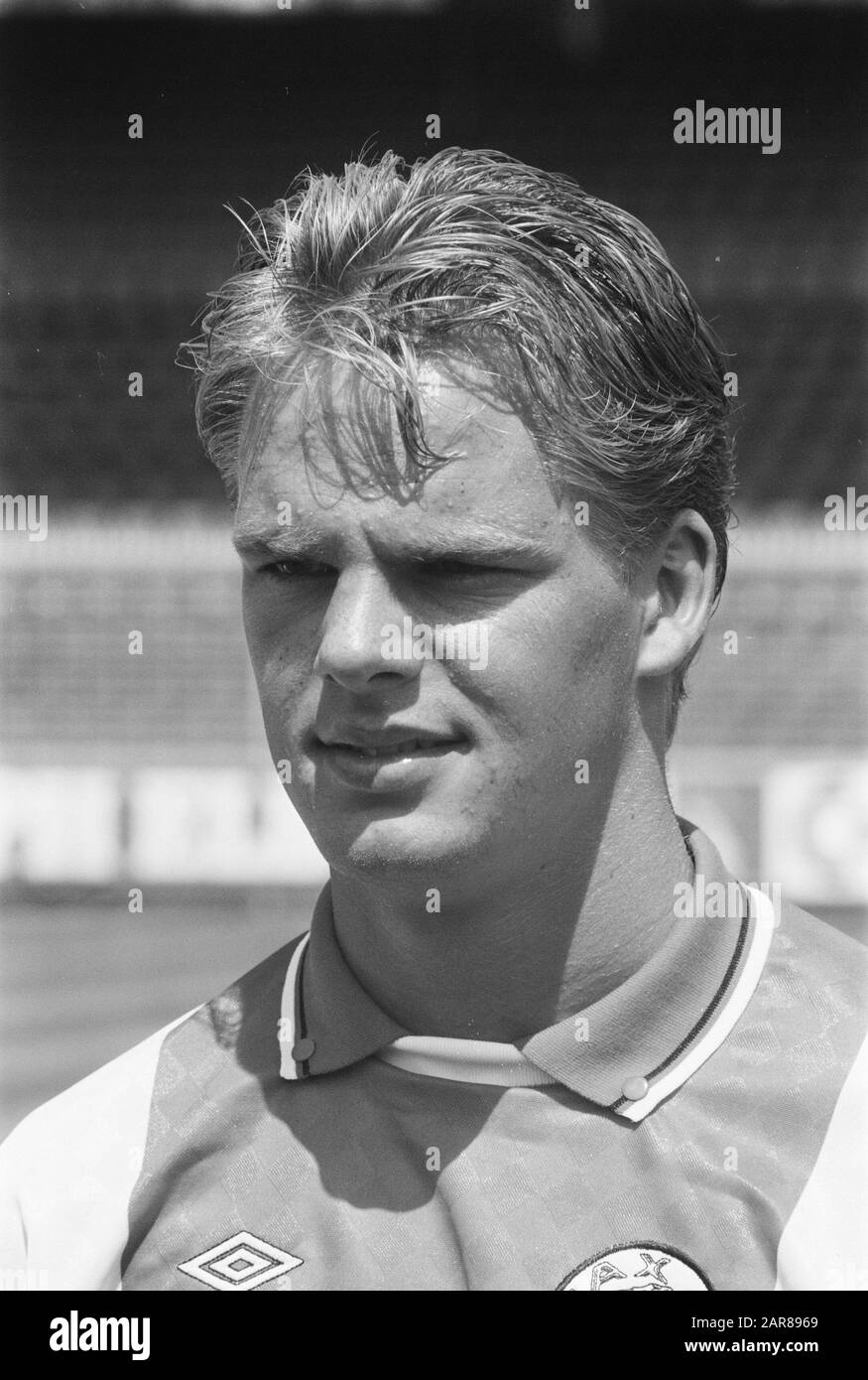 Press day Ajax  Ronald de Boer Annotation: nr. 9, 10: Frank de Boer, 11, 12: Ronald de Boer Date: July 3, 1989 Keywords: portraits, players, sport, football Personal name: Farmer, Ronald de Stock Photo