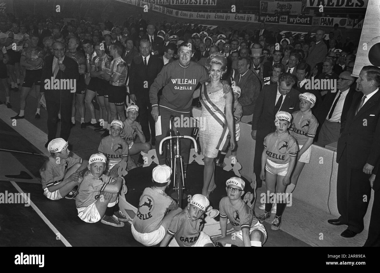 Rotterdam Six Days start. Peter Post was honoured before the start Date: May 1, 1968 Location: Rotterdam, Zuid-Holland Keywords: Cycling Personal name: Post, Peter Stock Photo