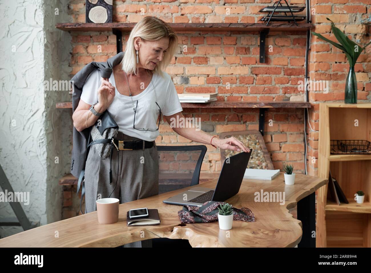 Sitting laptop leaving hi-res stock photography and images - Alamy
