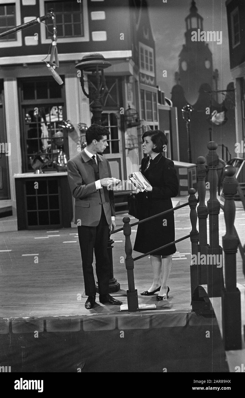 Rudi Carrell Show, Rudi sings his song about DWS supporters Date: March 12, 1965 Keywords: shows Person name: Carrell, John Stock Photo