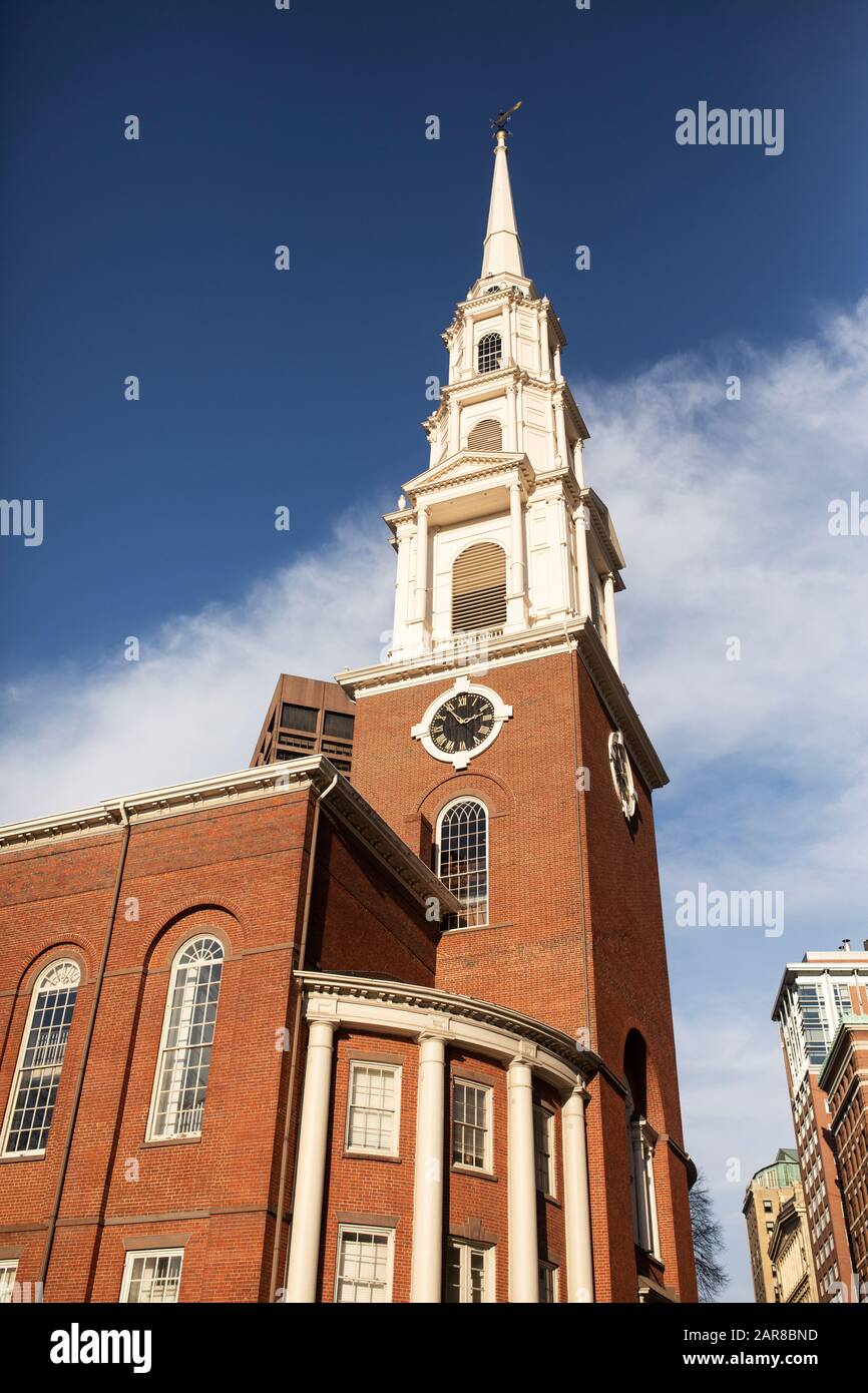 Park Street Church on the corner of Park and Tremont Streets on the Freedom Trail in downtown Boston, Massachusetts, USA. Stock Photo